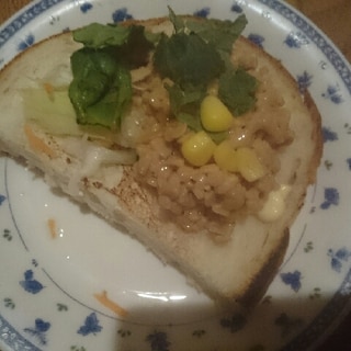 納豆とコーン大葉の惣菜パン